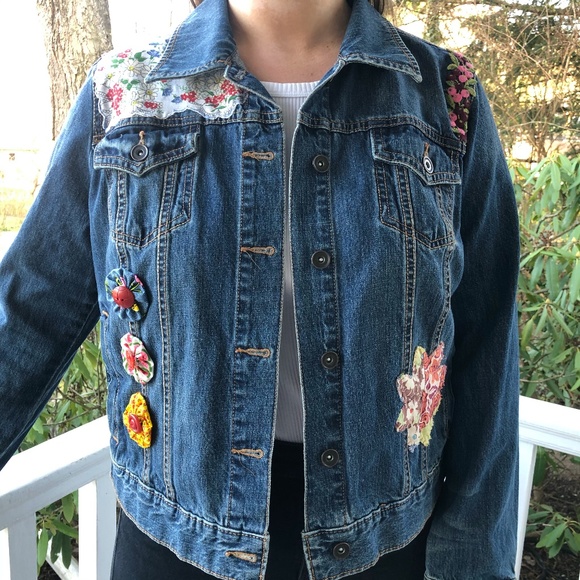 Jean jacket with vintage hankies linens buttons quilts yo-yo’s embroidery 12 - Picture 2 of 10